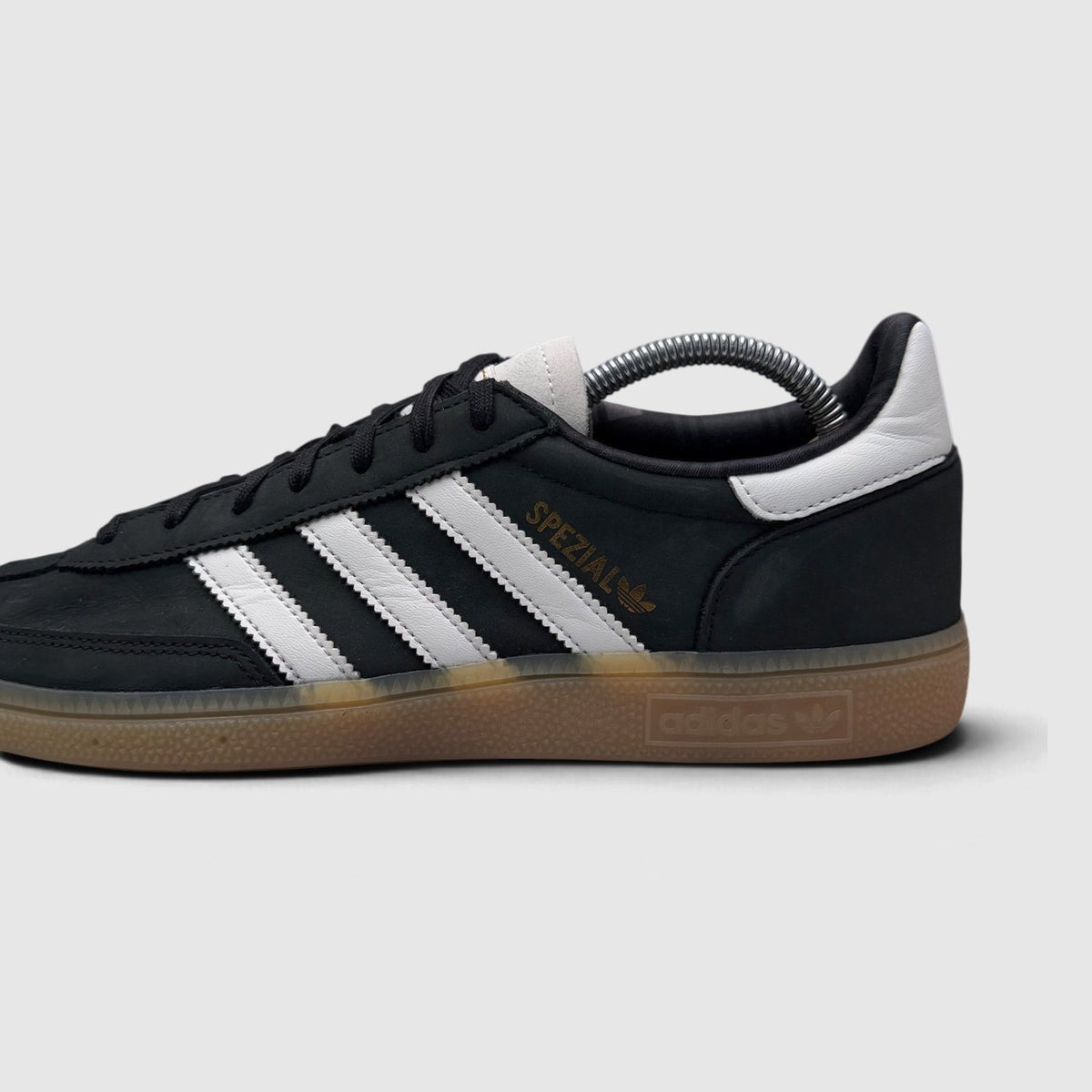 Adidas Handball Spezial, buty sportowe męskie w bardzo dobrym stanie rozmiar 43 1/3, boczny profil, lewa strona