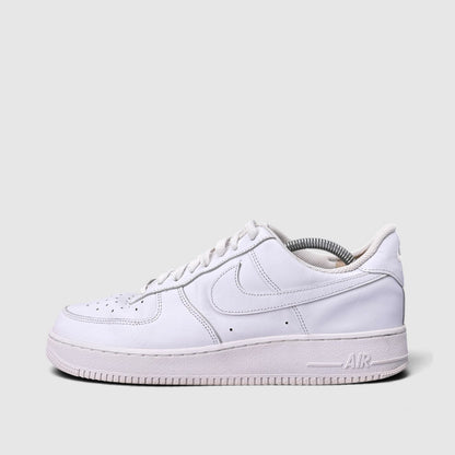 Nike Air Force 1 Low Triple White, buty sportowe męskie w bardzo dobrym stanie rozmiar 44, boczny profil, lewa strona