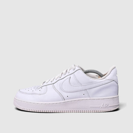 Nike Air Force 1 Low Triple White, buty sportowe męskie w bardzo dobrym stanie rozmiar 44, boczny profil, lewa strona