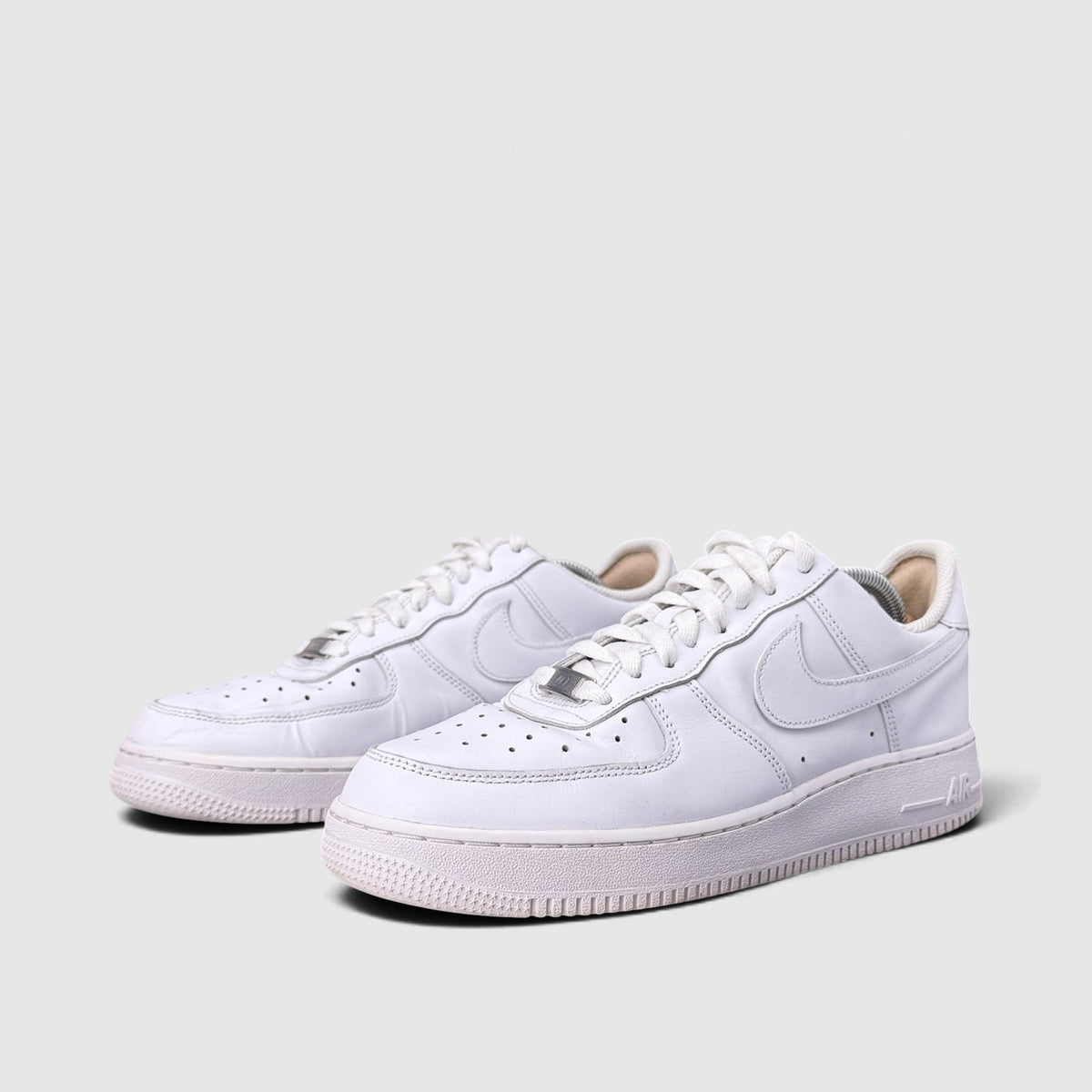 Nike Air Force 1 Low Triple White, buty sportowe męskie w bardzo dobrym stanie rozmiar 44, para butów