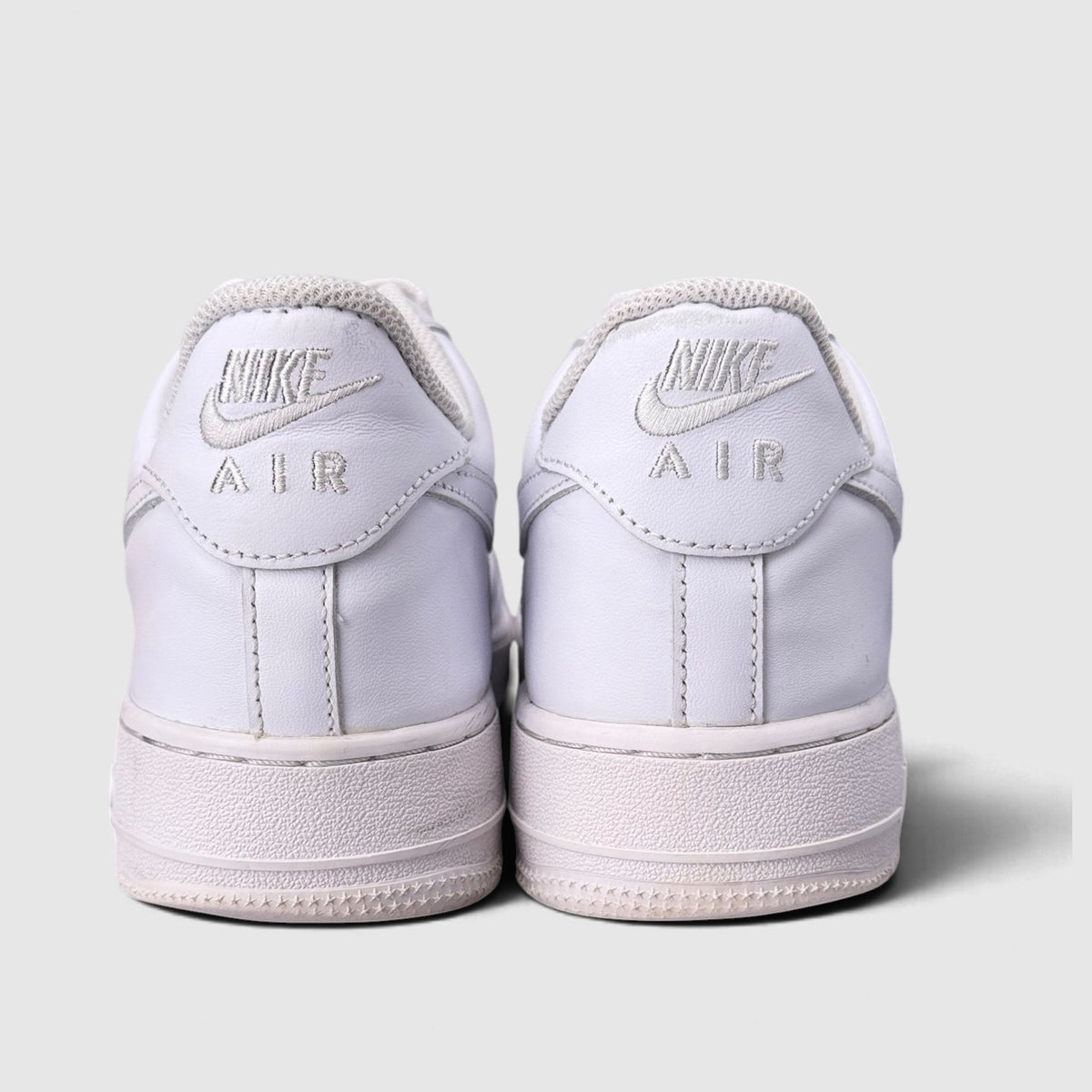 Nike Air Force 1 Low Triple White, buty sportowe męskie w bardzo dobrym stanie rozmiar 44, widok z tyłu