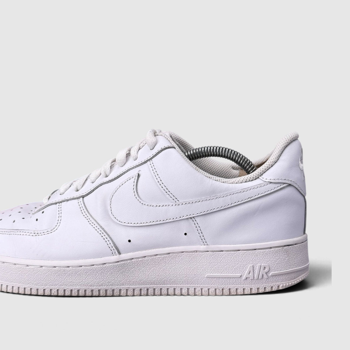 Nike Air Force 1 Low Triple White, buty sportowe męskie w bardzo dobrym stanie rozmiar 44, boczny profil, prawa strona