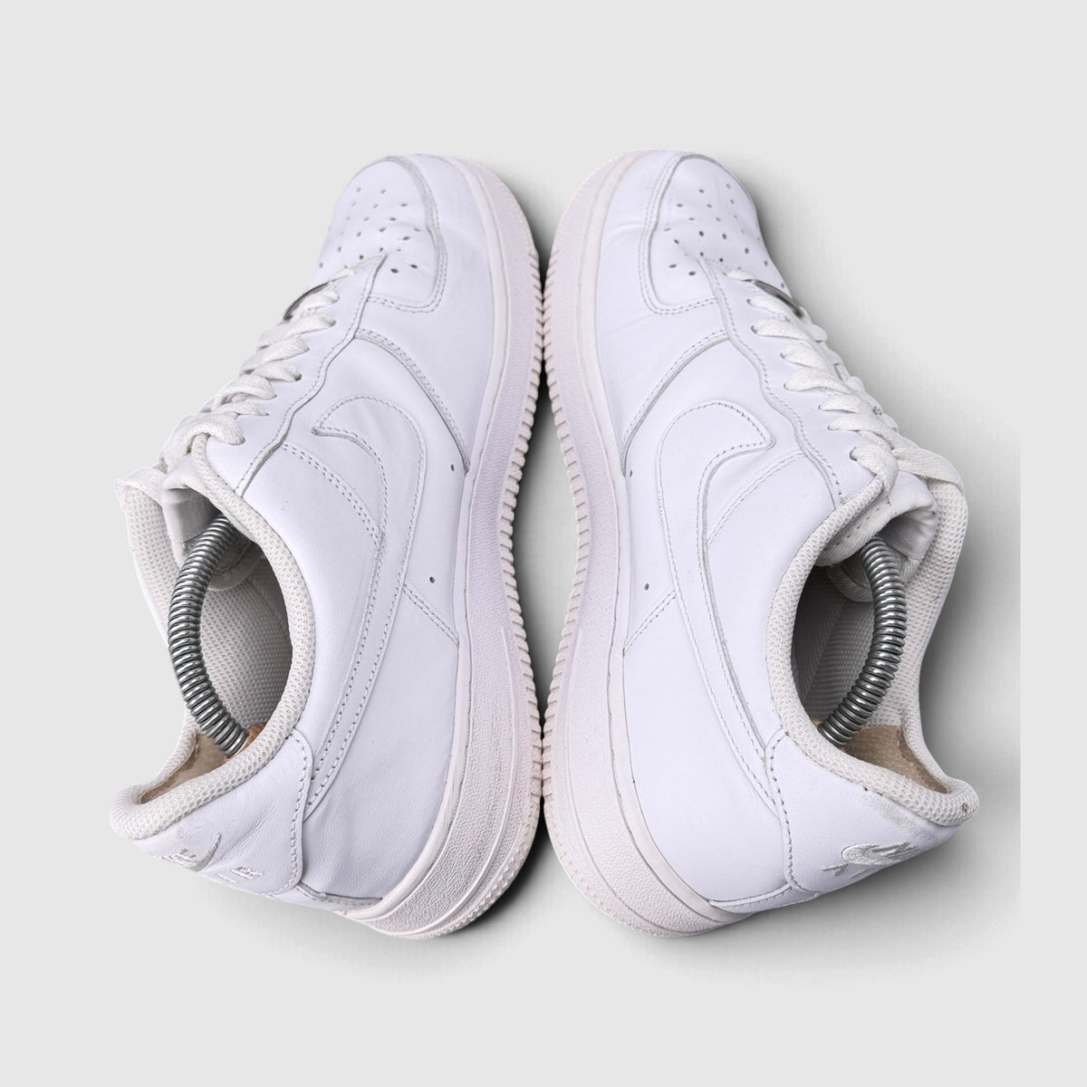 Nike Air Force 1 Low Triple White, buty sportowe męskie w bardzo dobrym stanie rozmiar 44, widok z góry