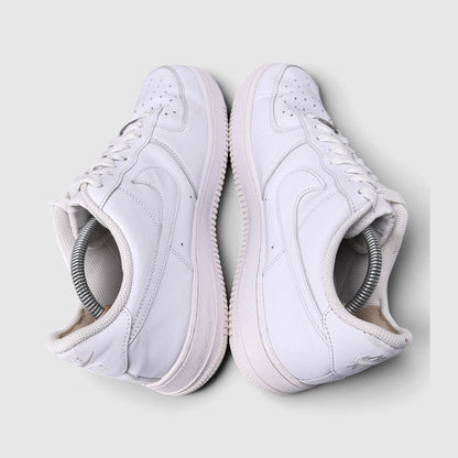 Nike Air Force 1 Low Triple White, buty sportowe męskie w bardzo dobrym stanie rozmiar 44, widok z góry