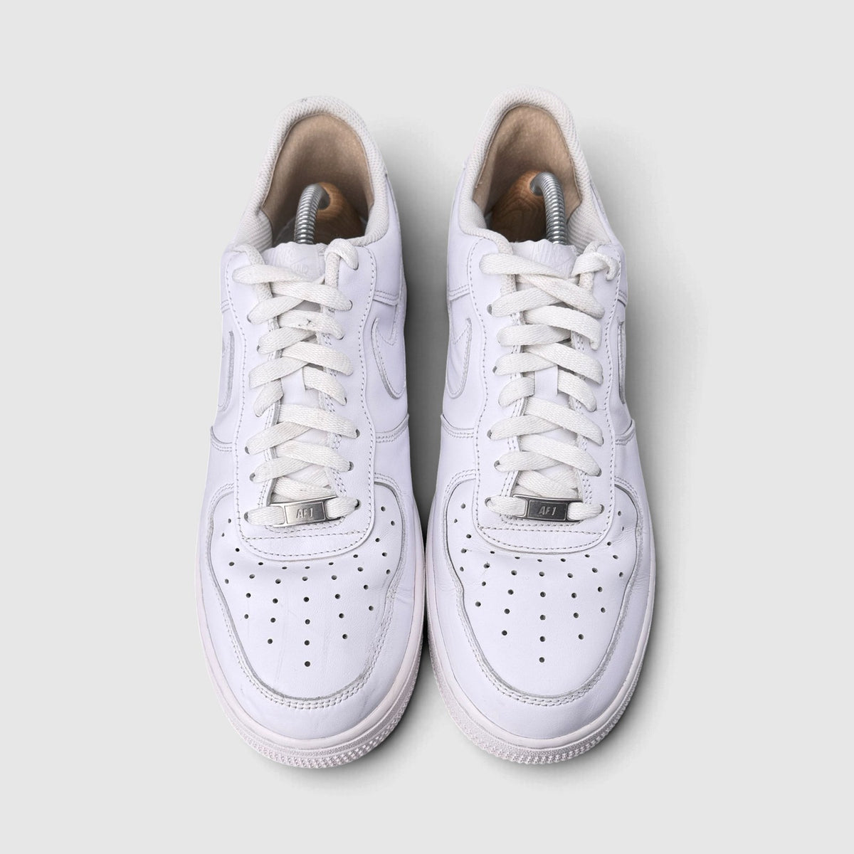 Nike Air Force 1 Low Triple White, buty sportowe męskie w bardzo dobrym stanie rozmiar 44, widok z góry