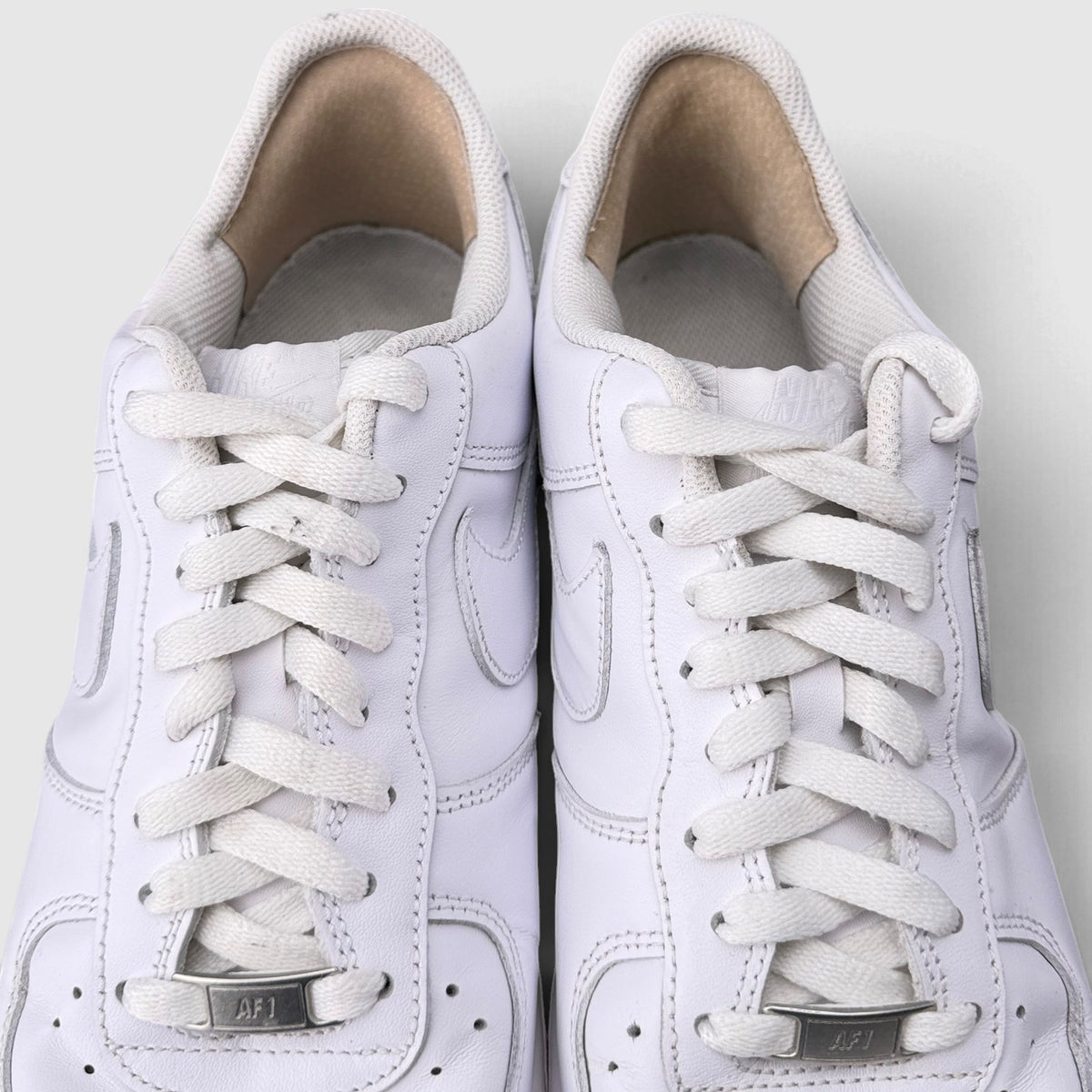 Nike Air Force 1 Low Triple White, buty sportowe męskie w bardzo dobrym stanie rozmiar 44, widok z góry