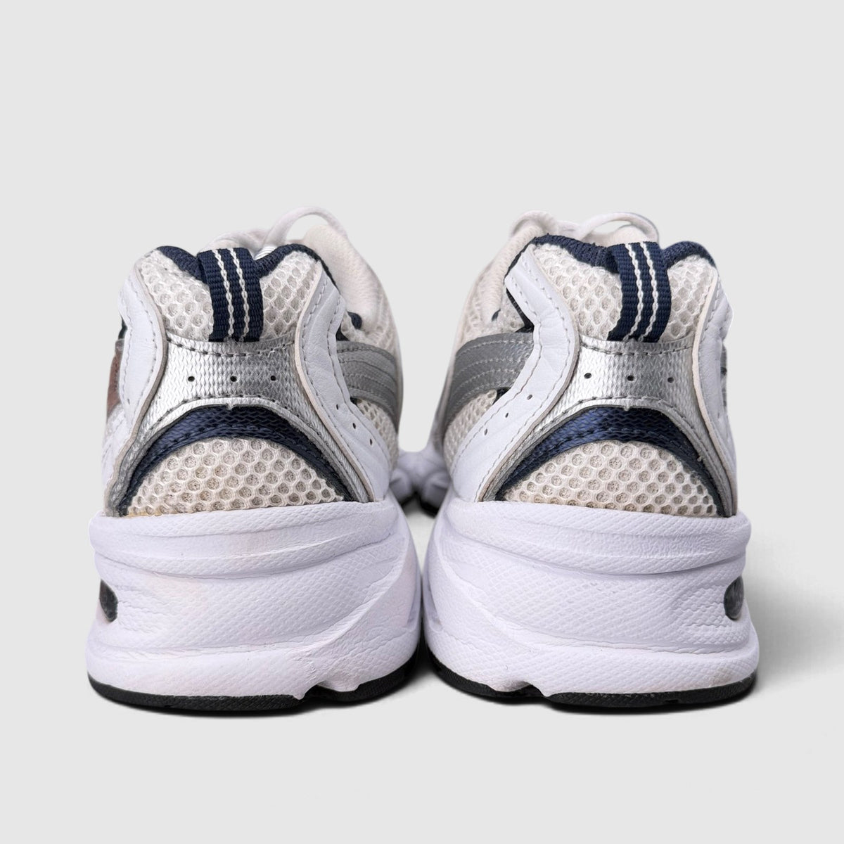 New Balance 530, buty sportowe damskie w bardzo dobrym stanie rozmiar 39.5, widok z tyłu