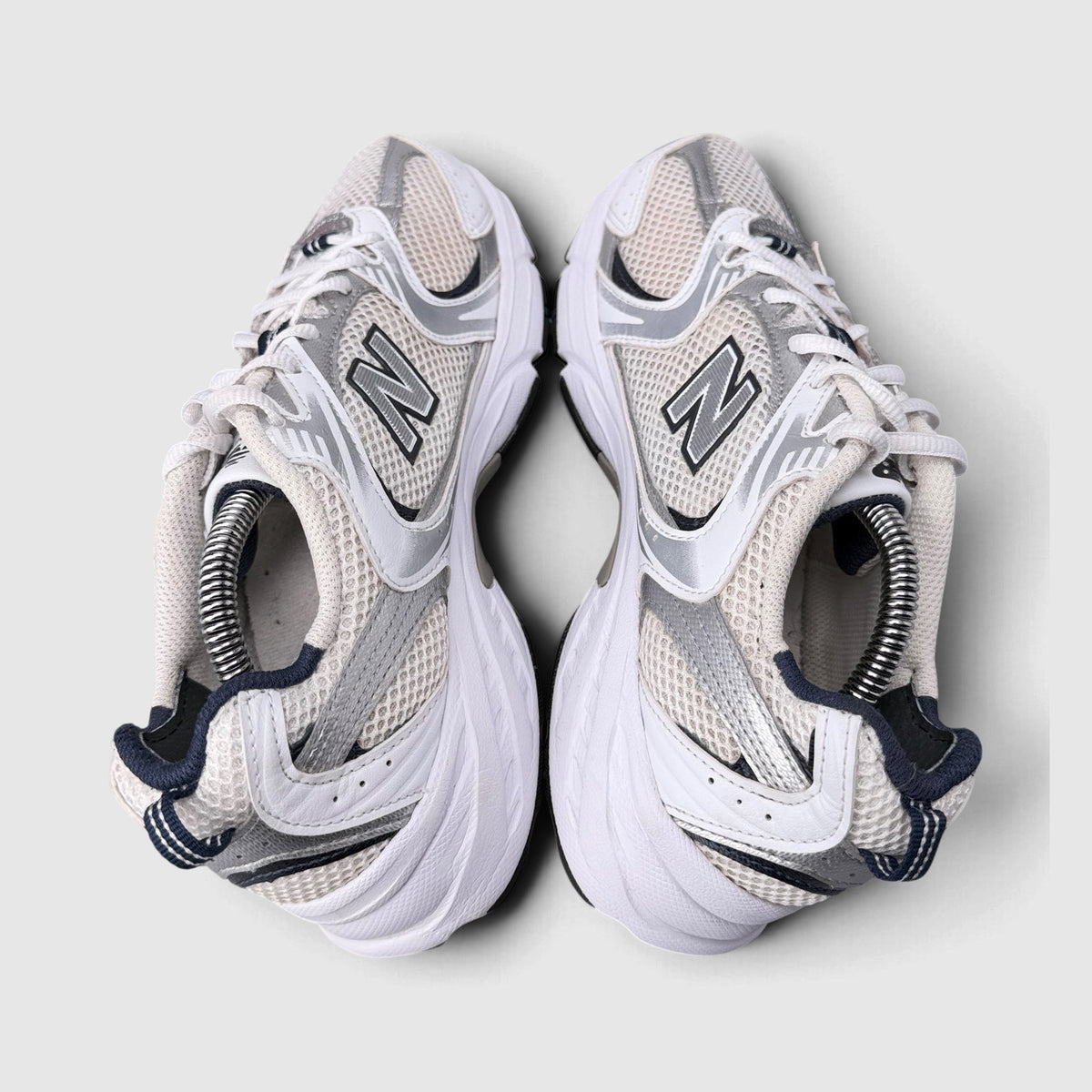 New Balance 530, buty sportowe damskie w bardzo dobrym stanie rozmiar 39.5, widok z góry