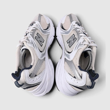 New Balance 530, buty sportowe damskie w bardzo dobrym stanie rozmiar 39.5, widok z góry