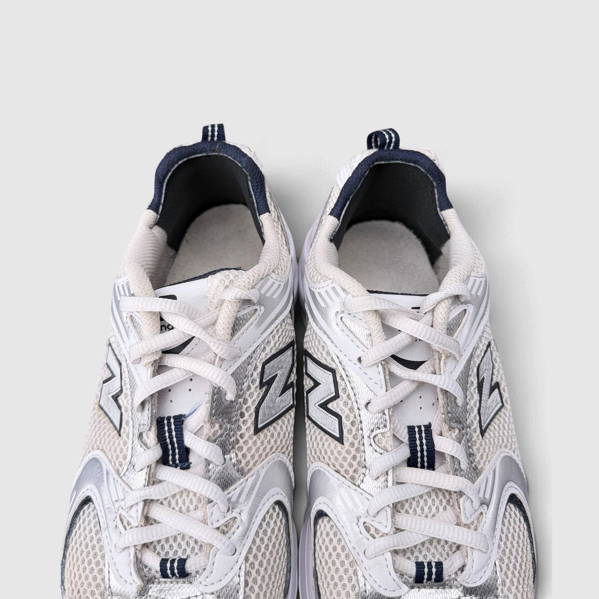 New Balance 530, buty sportowe damskie w bardzo dobrym stanie rozmiar 39.5, widok z góry