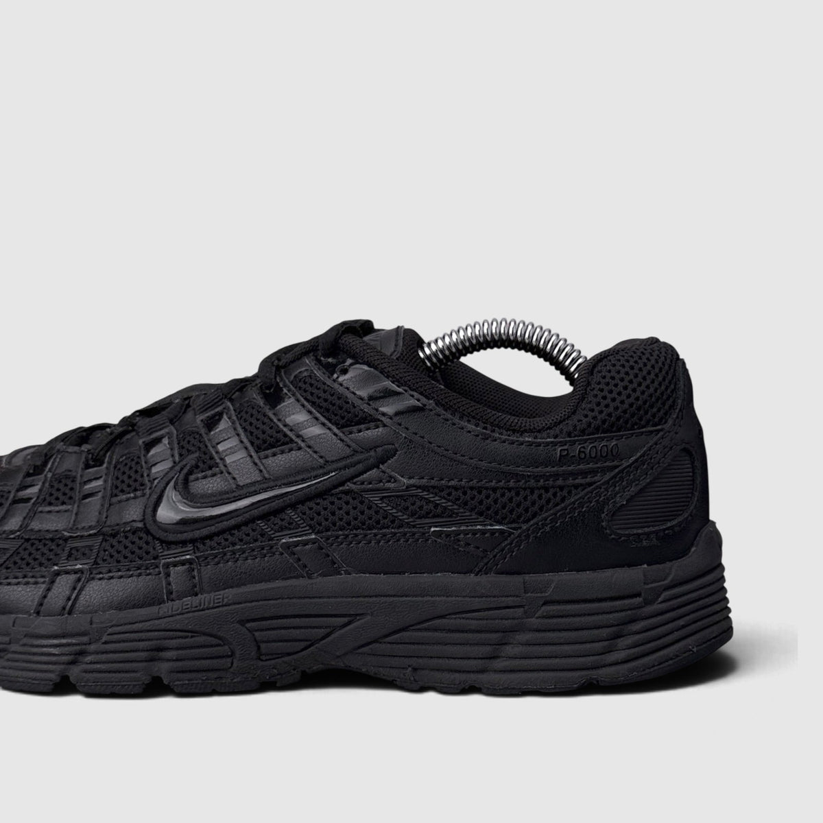 Nike P-6000 Black, buty sportowe damskie w bardzo dobrym stanie rozmiar 38.5, boczny profil, prawa strona