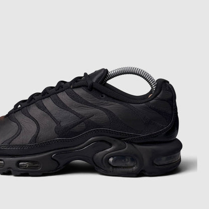 Nike Air Max Plus Triple Black Leather, buty sportowe męskie w bardzo dobrym stanie rozmiar 41, boczny profil, lewa strona