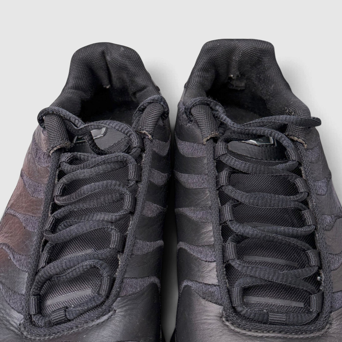 Nike Air Max Plus Triple Black Leather, buty sportowe męskie w bardzo dobrym stanie rozmiar 41, język buta