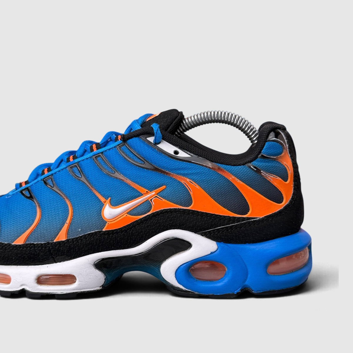 Nike Air Max Plus, buty sportowe męskie w bardzo dobrym stanie rozmiar 41, boczny profil, lewa strona