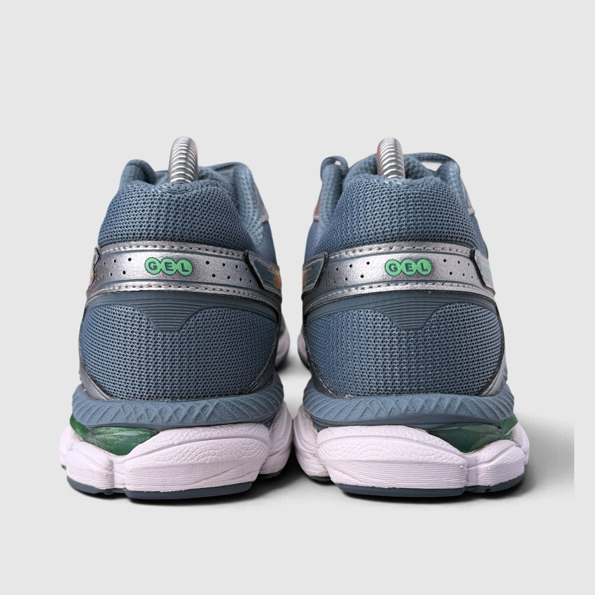 Asics Gel-Cumulus 16, buty sportowe męskie w bardzo dobrym stanie rozmiar 41.5, widok z tyłu