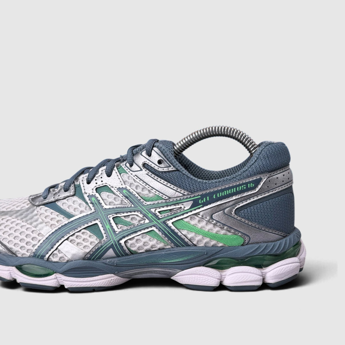 Asics Gel-Cumulus 16, buty sportowe męskie w bardzo dobrym stanie rozmiar 41.5, boczny profil, lewa strona