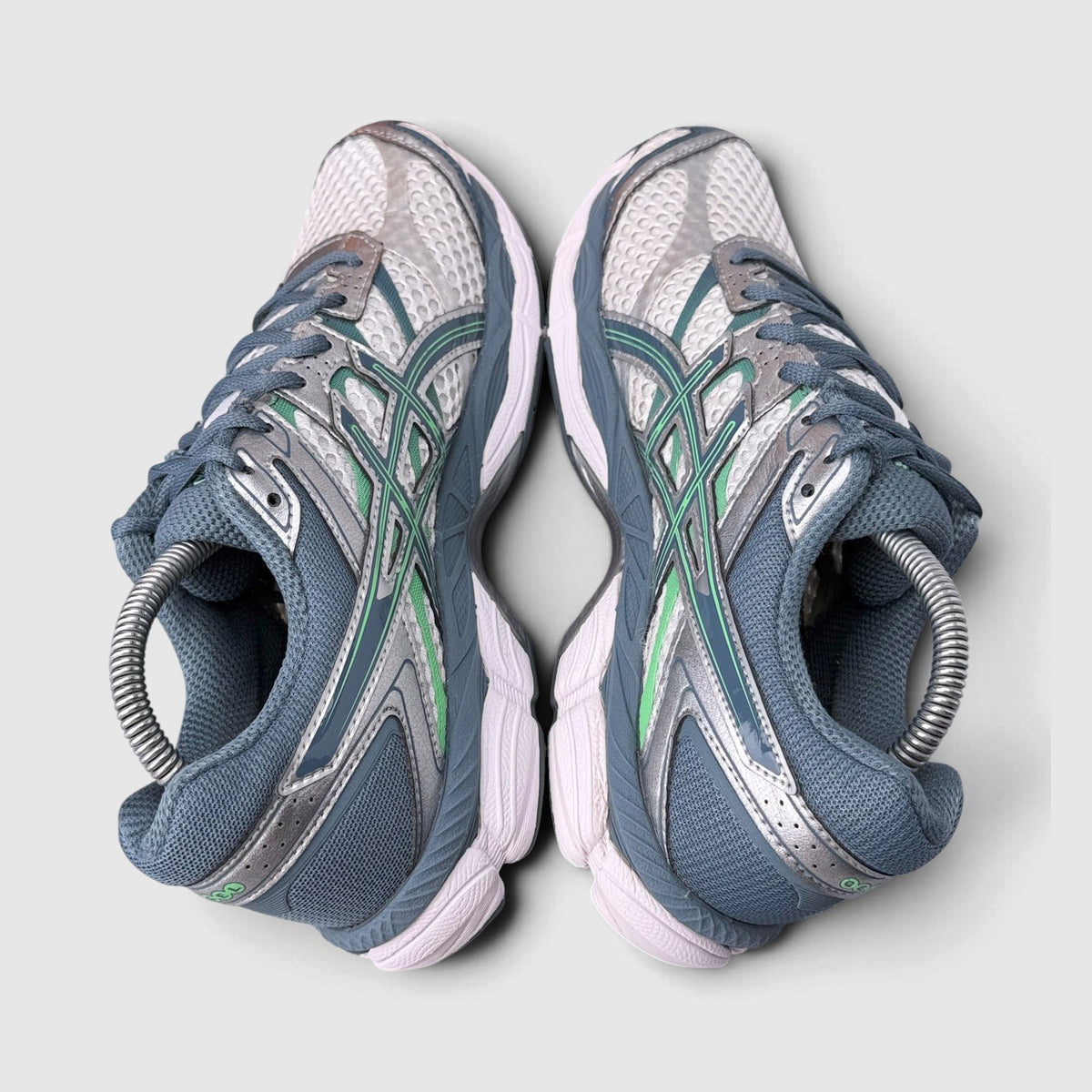 Asics Gel-Cumulus 16, buty sportowe męskie w bardzo dobrym stanie rozmiar 41.5, widok z góry