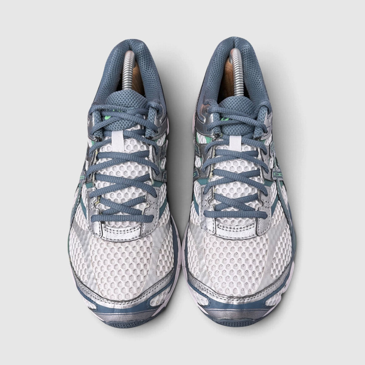 Asics Gel-Cumulus 16, buty sportowe męskie w bardzo dobrym stanie rozmiar 41.5, widok z przodu