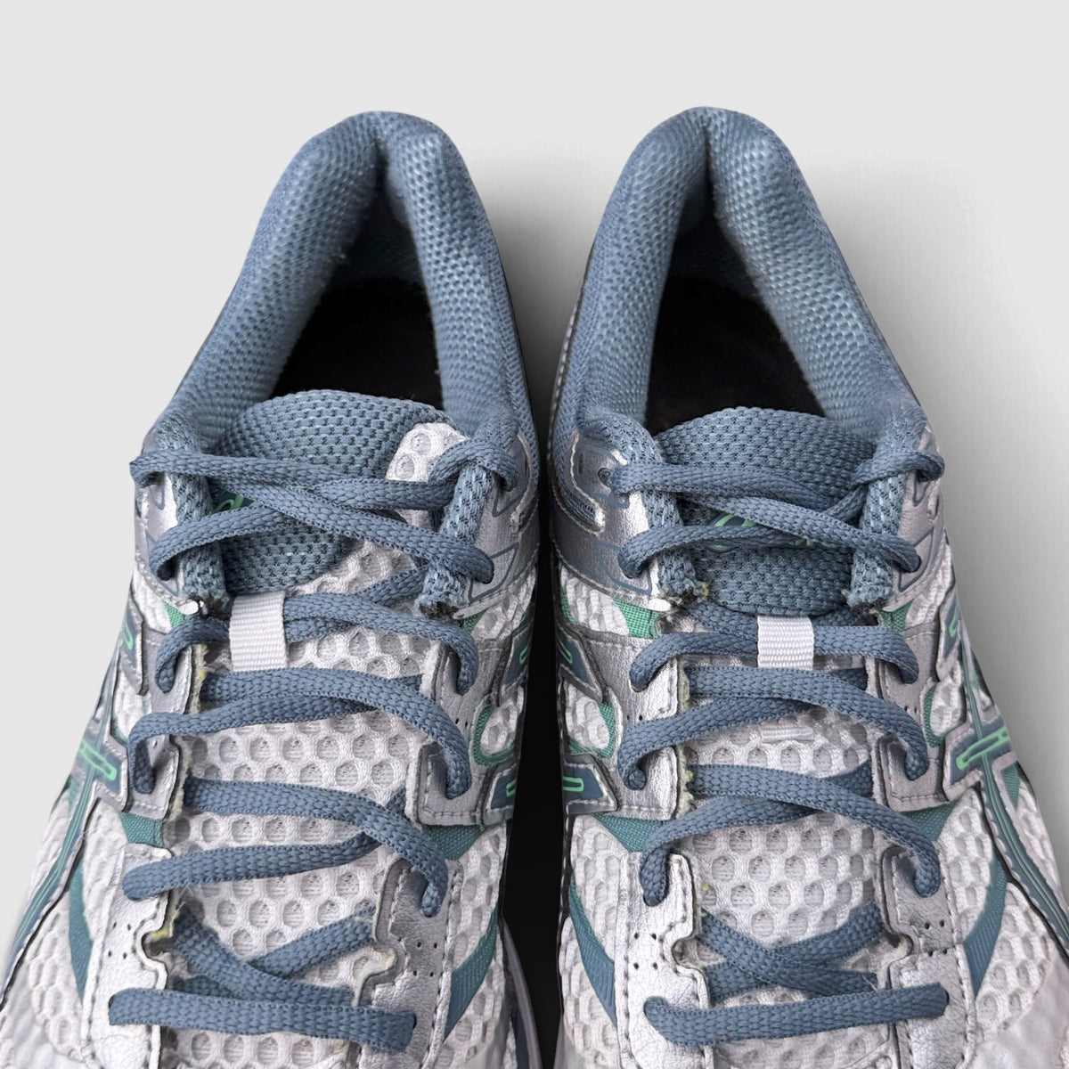 Asics Gel-Cumulus 16, buty sportowe męskie w bardzo dobrym stanie rozmiar 41.5, widok z góry