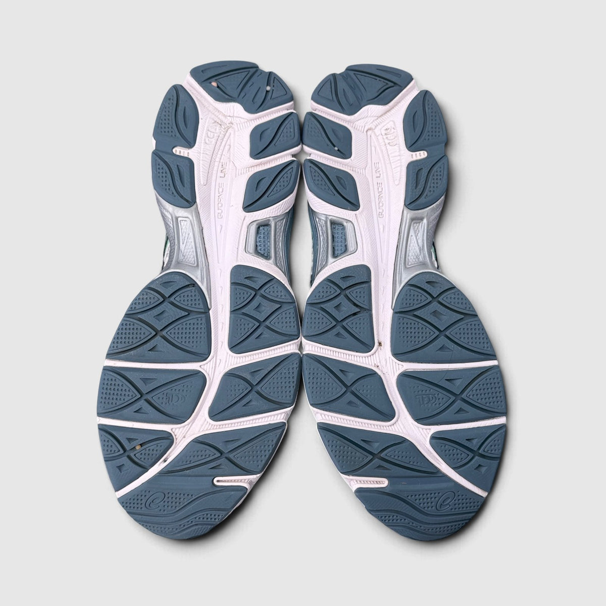 Asics Gel-Cumulus 16, buty sportowe męskie w bardzo dobrym stanie rozmiar 41.5, podeszwa