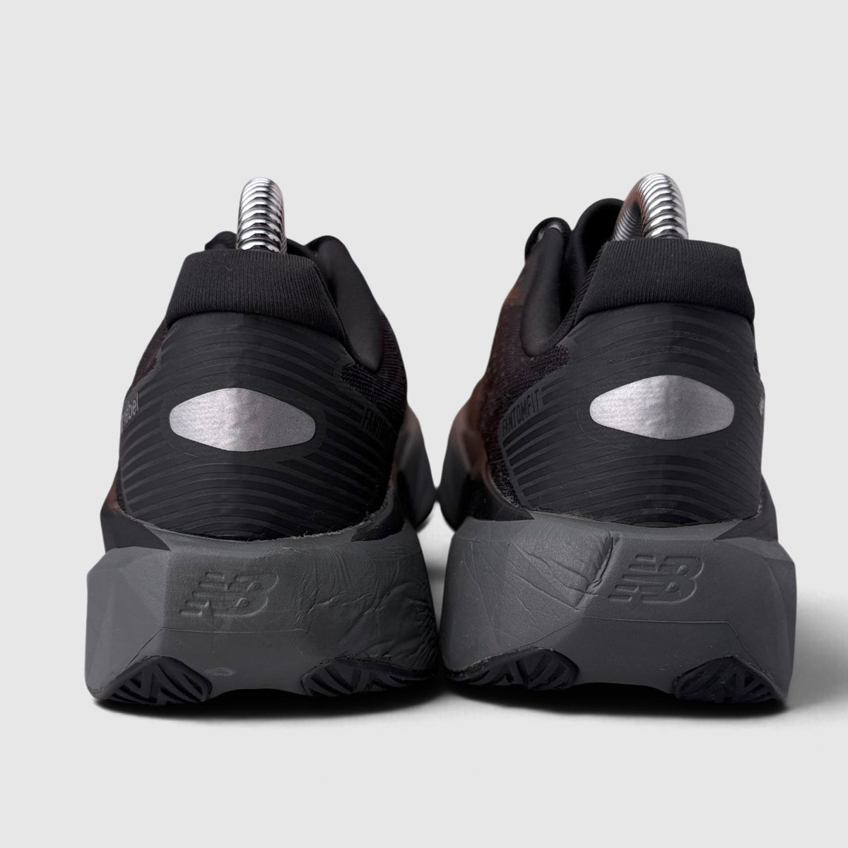 New Balance FuelCell Rebel V5, buty sportowe damskie w bardzo dobrym stanie rozmiar 36.5, widok z tyłu