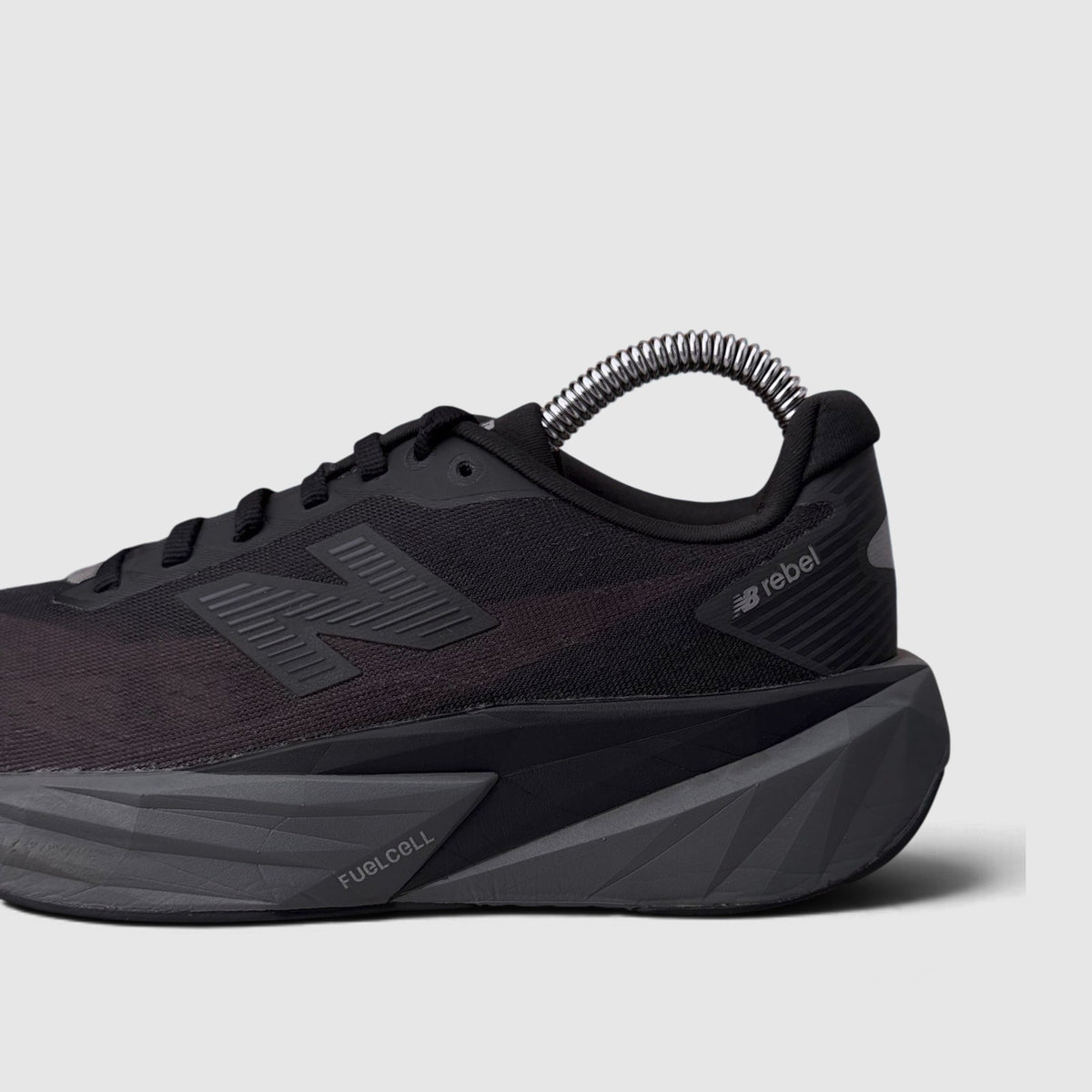 New Balance FuelCell Rebel V5, buty sportowe damskie w bardzo dobrym stanie rozmiar 36.5, boczny profil, prawa strona