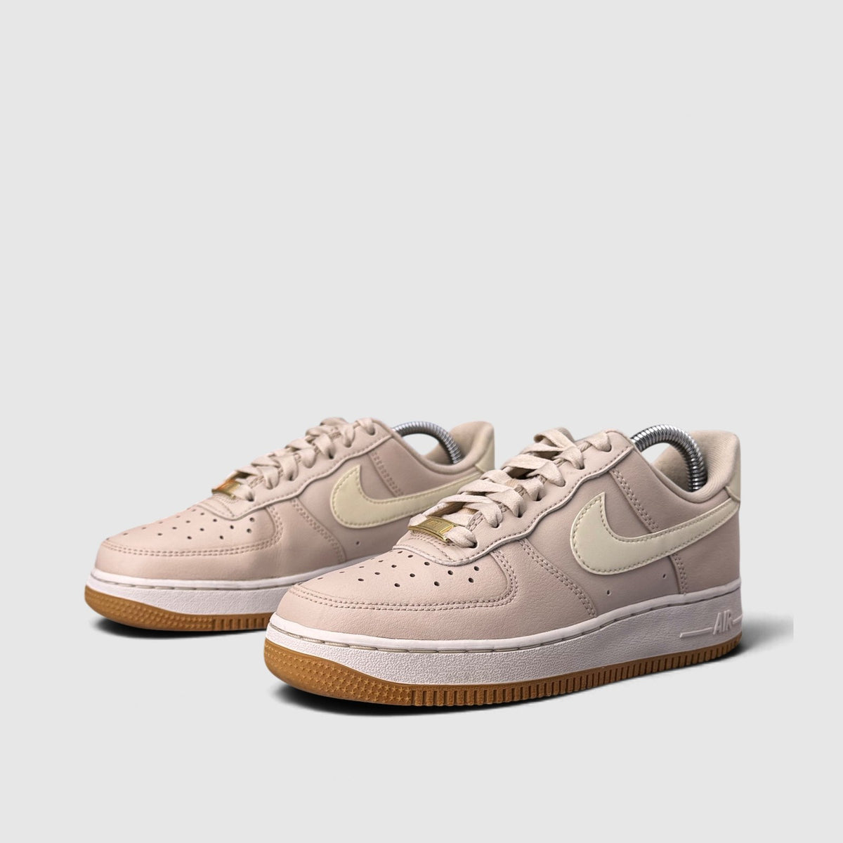Nike Air Force 1 Low Sanddrift, buty sportowe damskie w bardzo dobrym stanie rozmiar 36, para butów