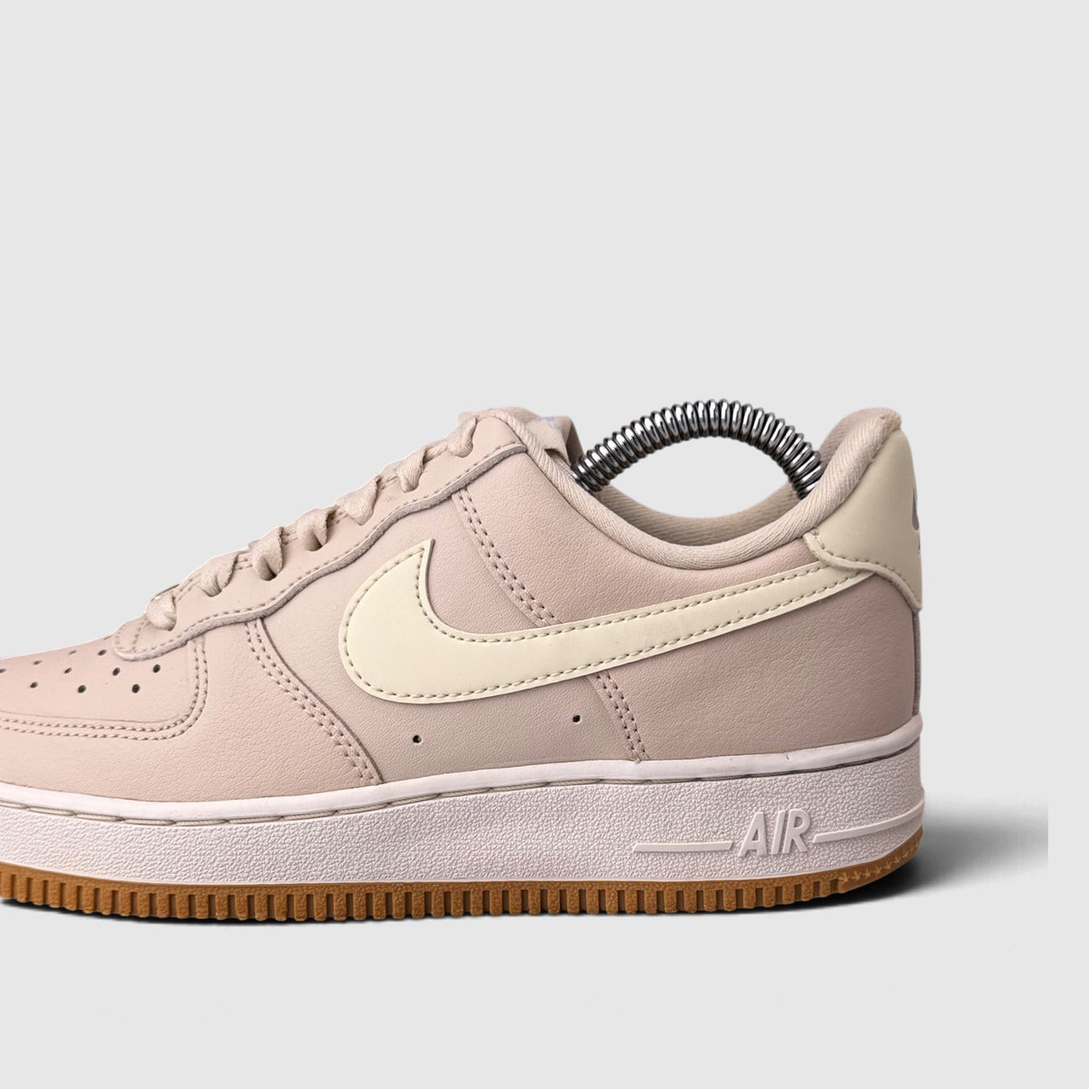 Nike Air Force 1 Low Sanddrift, buty sportowe damskie w bardzo dobrym stanie rozmiar 36, boczny profil, lewa strona