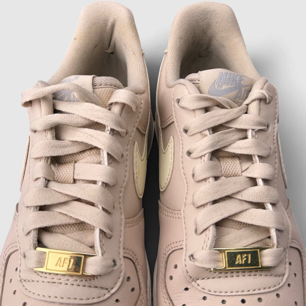 Nike Air Force 1 Low Sanddrift, buty sportowe damskie w bardzo dobrym stanie rozmiar 36, detal