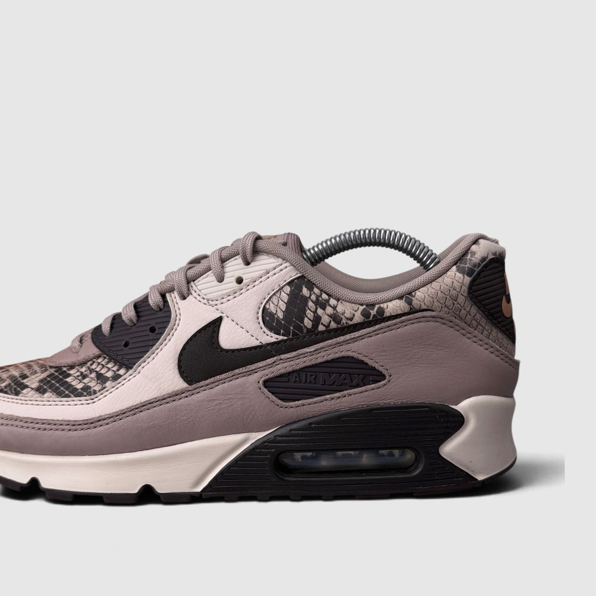 Nike Air Max 90 SE Tan Snakeskin, buty sportowe męskie w bardzo dobrym stanie rozmiar 42.5, boczny profil, prawa strona