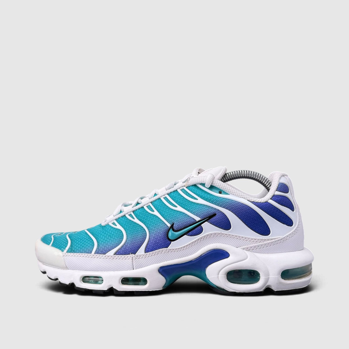 Nike Air Max Plus Aqua, buty sportowe męskie w bardzo dobrym stanie rozmiar 42.5, boczny profil, lewa strona