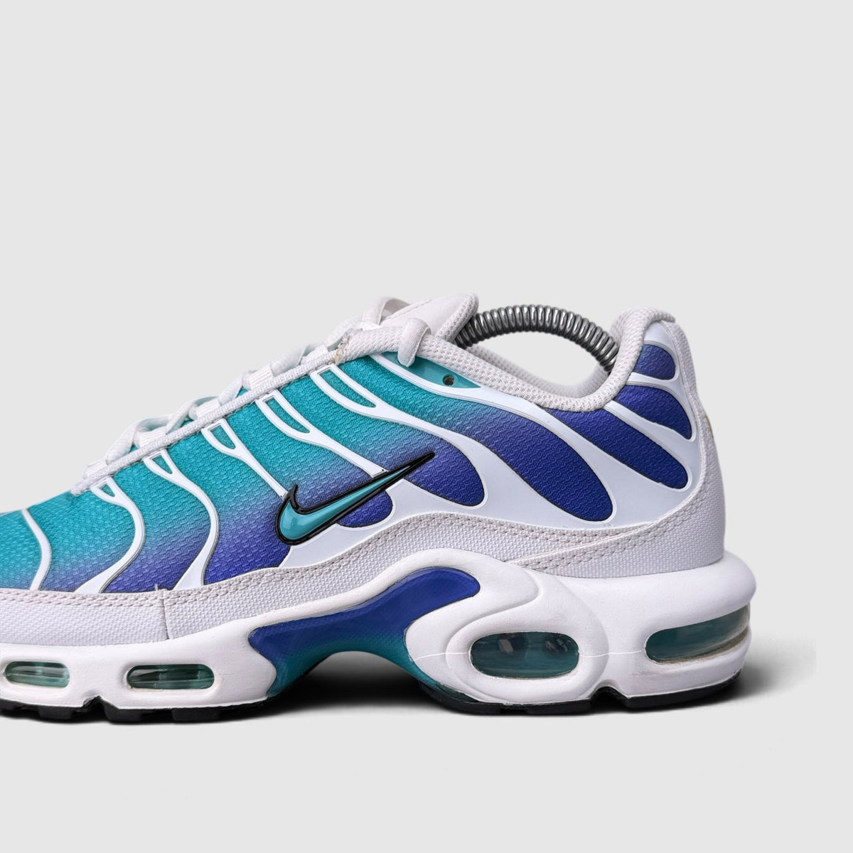 Nike Air Max Plus Aqua, buty sportowe męskie w bardzo dobrym stanie rozmiar 42.5, boczny profil, lewa strona