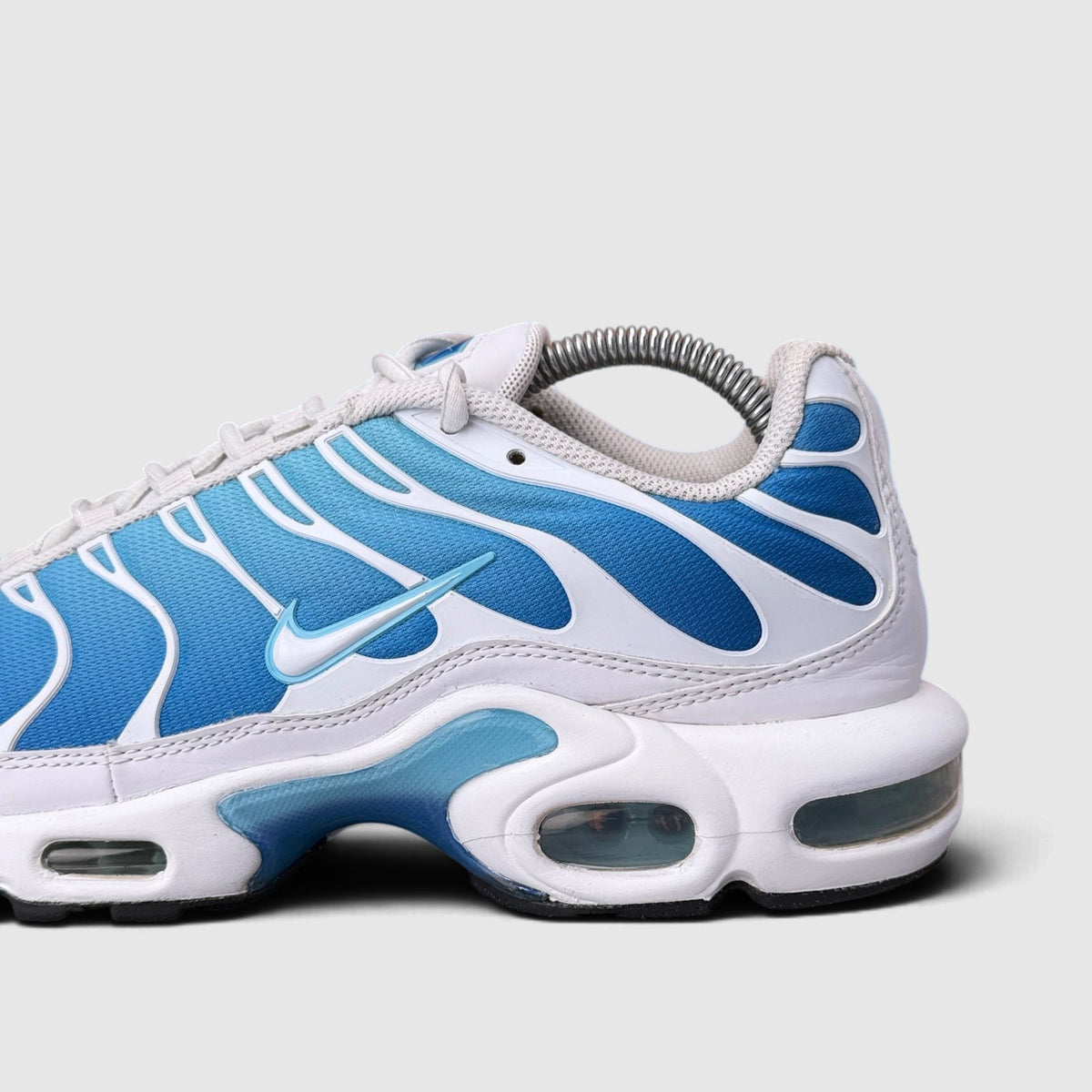 Nike Air Max Plus, buty sportowe męskie w bardzo dobrym stanie rozmiar 42.5, boczny profil, lewa strona