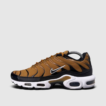Nike Air Max Plus, buty sportowe męskie w bardzo dobrym stanie rozmiar 42.5, boczny profil, lewa strona