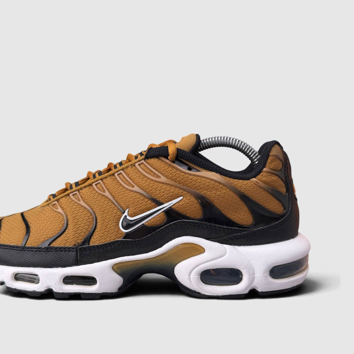 Nike Air Max Plus, buty sportowe męskie w bardzo dobrym stanie rozmiar 42.5, boczny profil, prawa strona