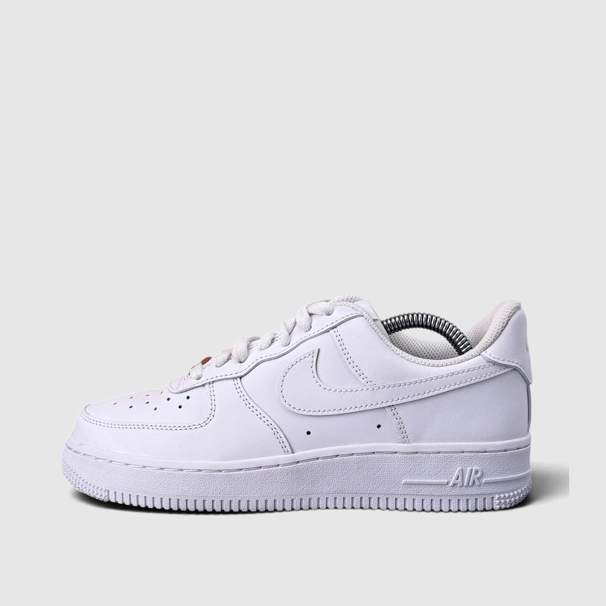 Nike Air Force 1 Low Triple White, buty sportowe damskie w bardzo dobrym stanie rozmiar 38, boczny profil, prawa strona