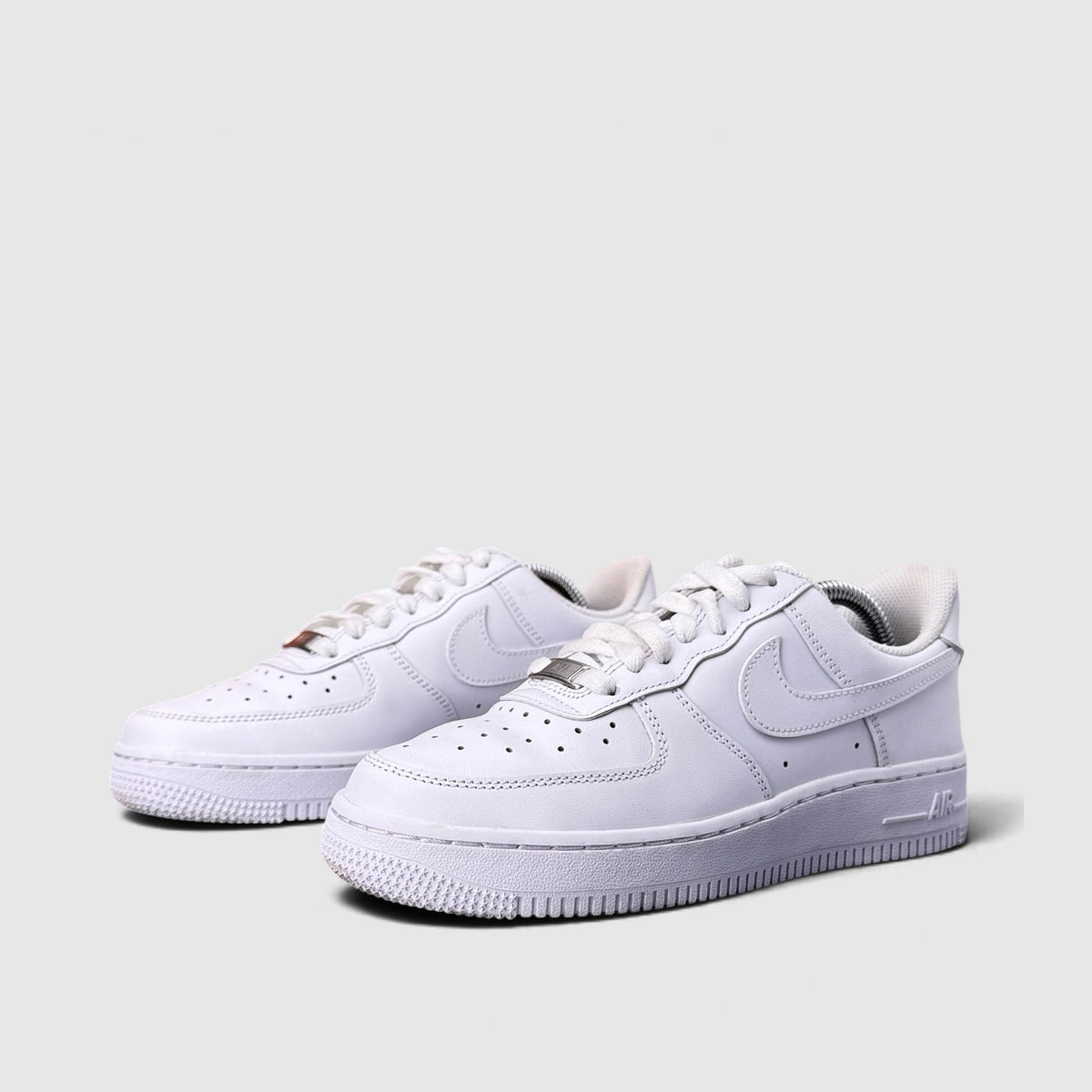 Nike Air Force 1 Low Triple White, buty sportowe damskie w bardzo dobrym stanie rozmiar 38, para butów
