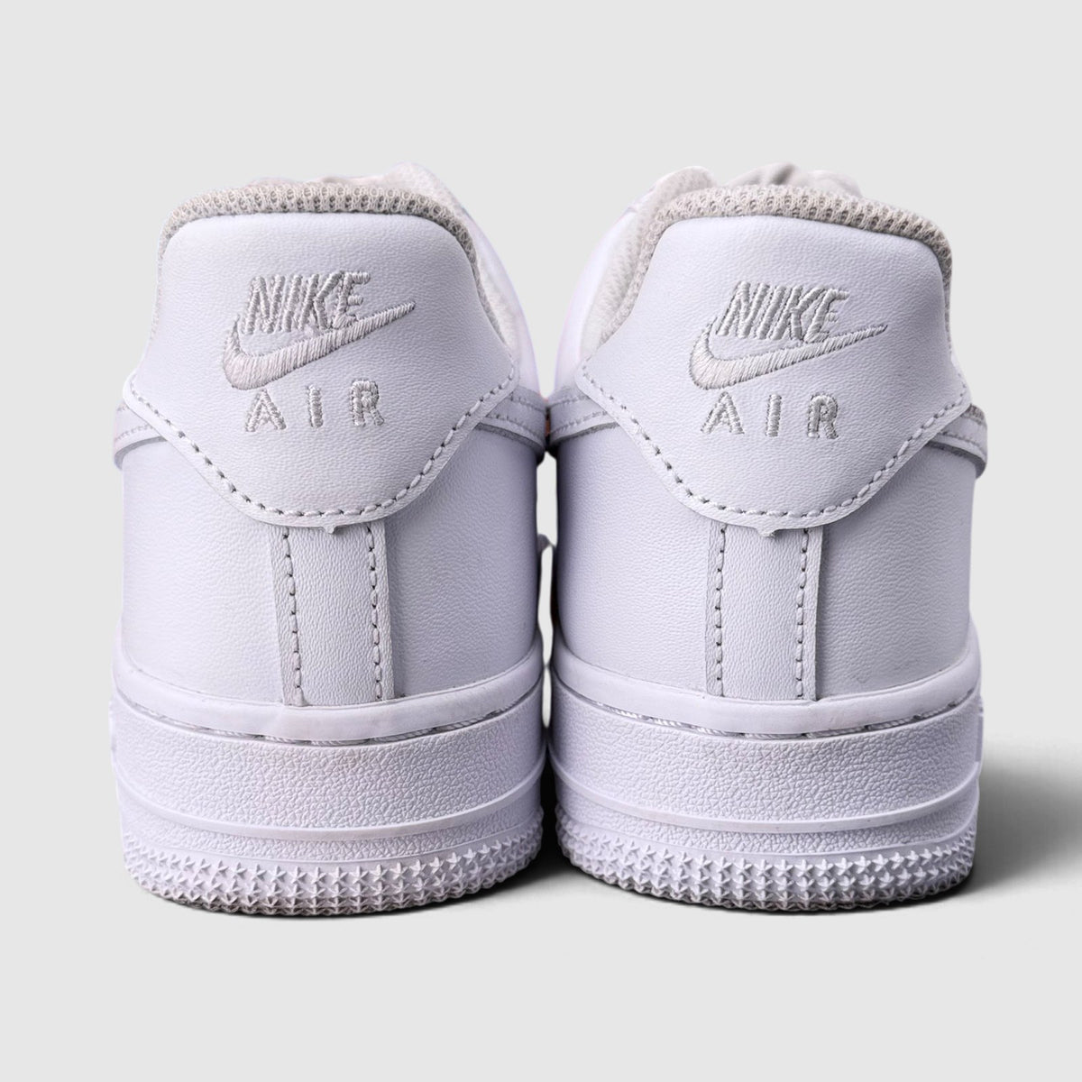 Nike Air Force 1 Low Triple White, buty sportowe damskie w bardzo dobrym stanie rozmiar 38, widok z tyłu