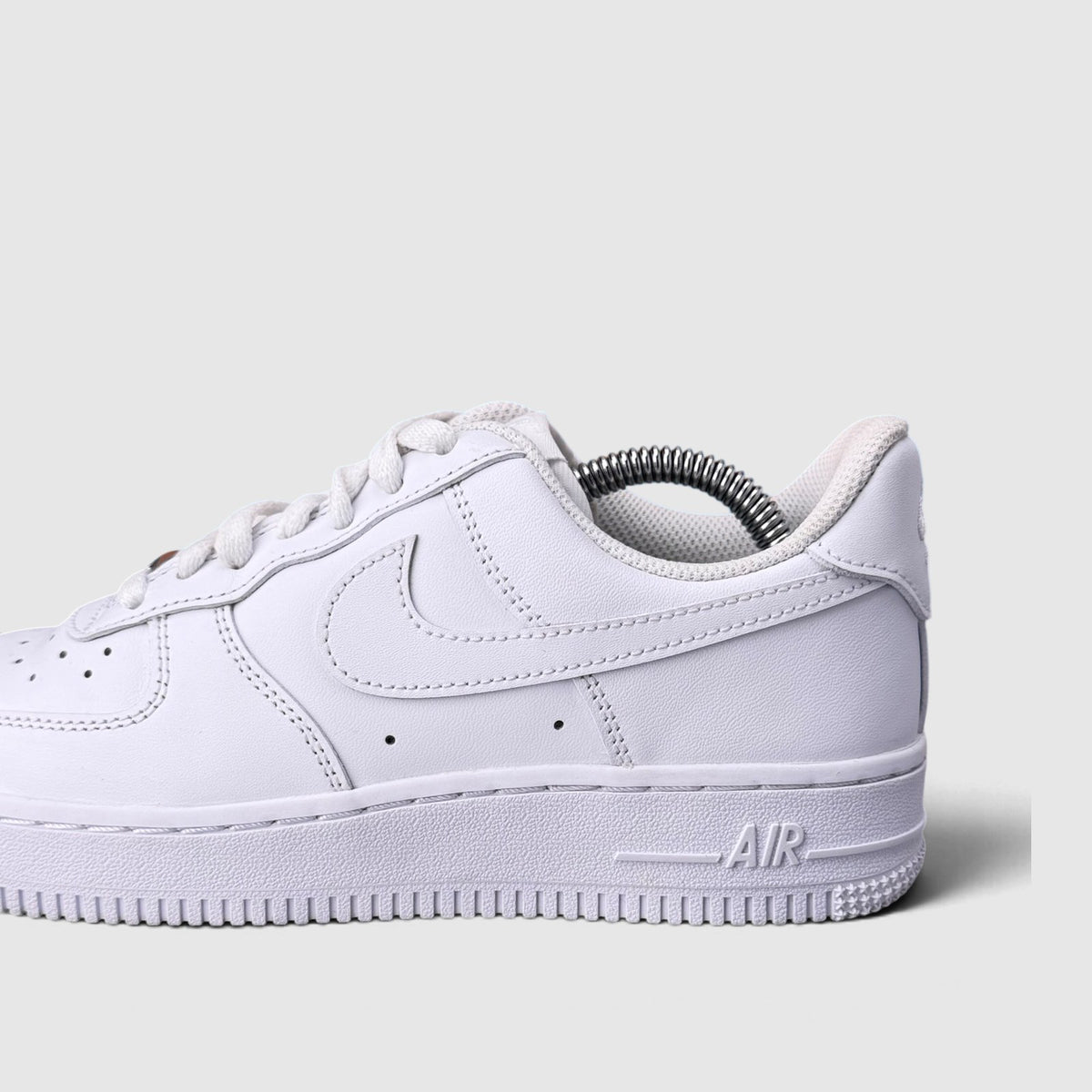 Nike Air Force 1 Low Triple White, buty sportowe damskie w bardzo dobrym stanie rozmiar 38, boczny profil, lewa strona