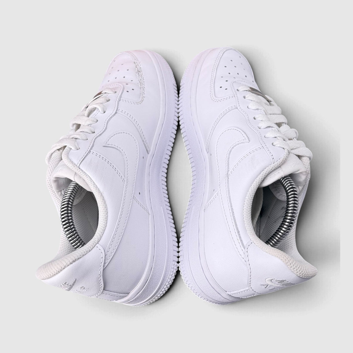 Nike Air Force 1 Low Triple White, buty sportowe damskie w bardzo dobrym stanie rozmiar 38, widok z góry