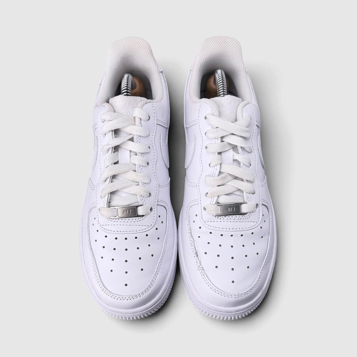 Nike Air Force 1 Low Triple White, buty sportowe damskie w bardzo dobrym stanie rozmiar 38, widok z przodu