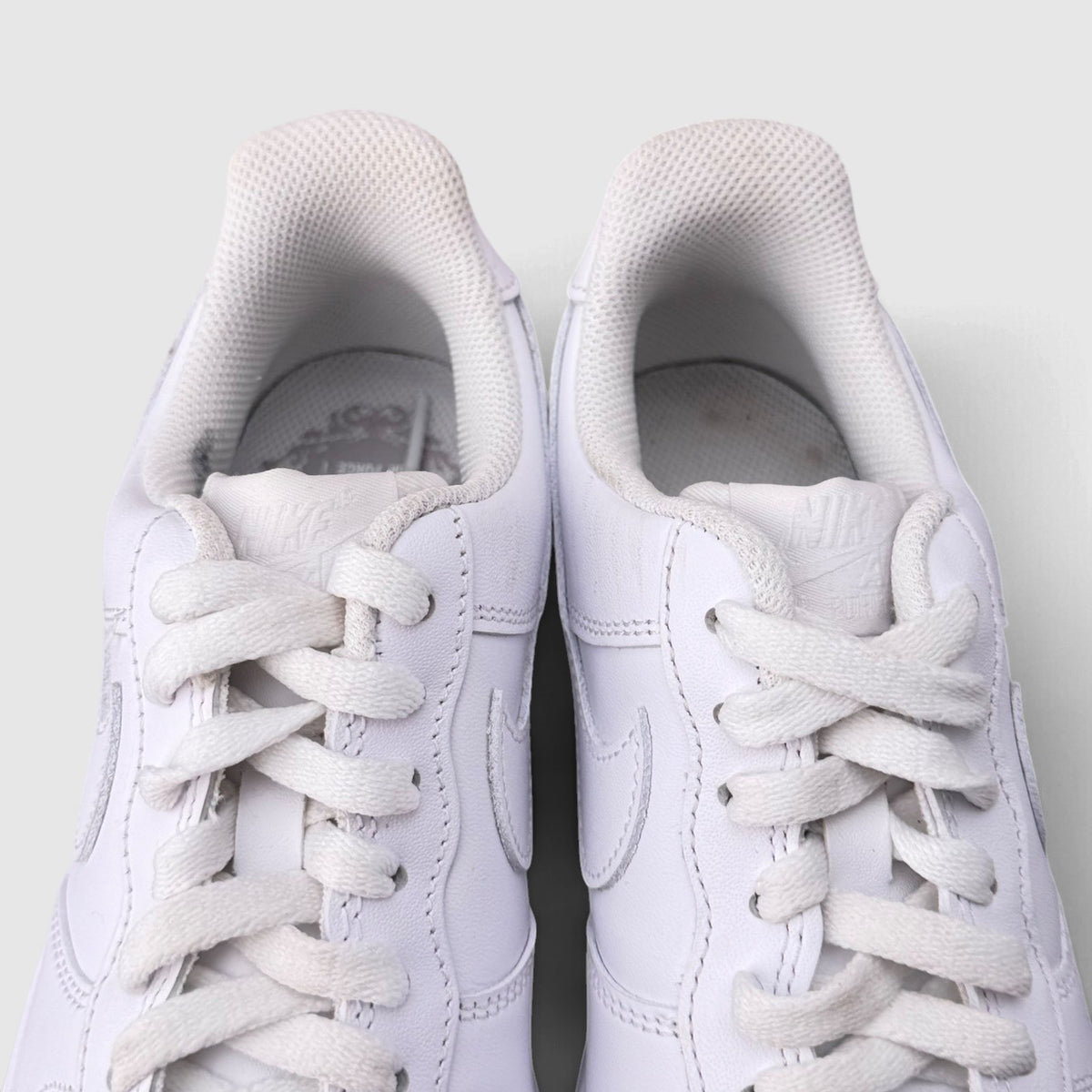Nike Air Force 1 Low Triple White, buty sportowe damskie w bardzo dobrym stanie rozmiar 38, widok z góry