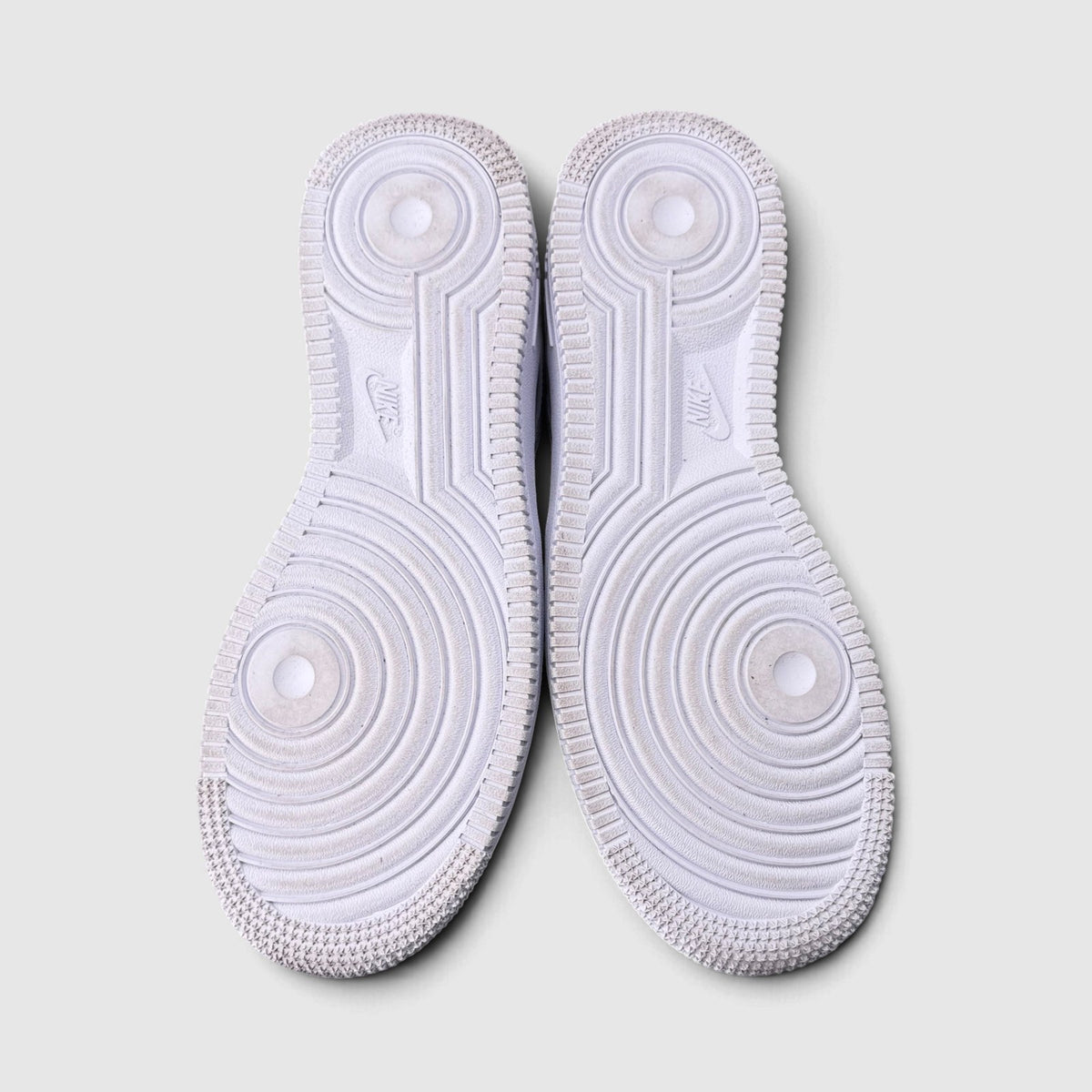 Nike Air Force 1 Low Triple White, buty sportowe damskie w bardzo dobrym stanie rozmiar 38, podeszwa