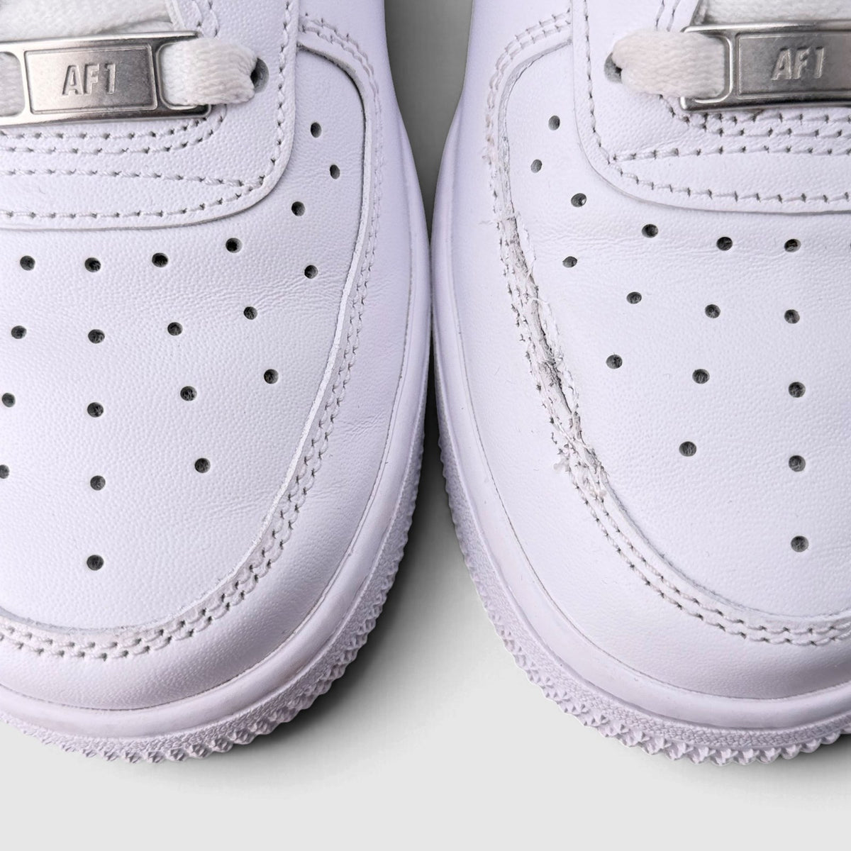 Nike Air Force 1 Low Triple White, buty sportowe damskie w bardzo dobrym stanie rozmiar 38, detal