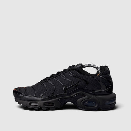 Nike Air Max Plus Triple Black, buty sportowe męskie w bardzo dobrym stanie rozmiar 42.5, boczny profil, lewa strona