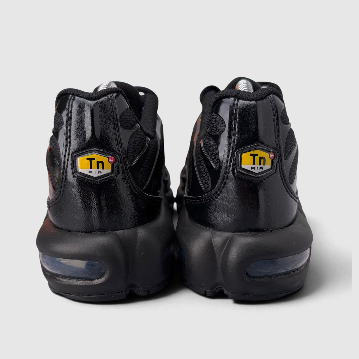 Nike Air Max Plus Triple Black, buty sportowe męskie w bardzo dobrym stanie rozmiar 42.5, widok z tyłu