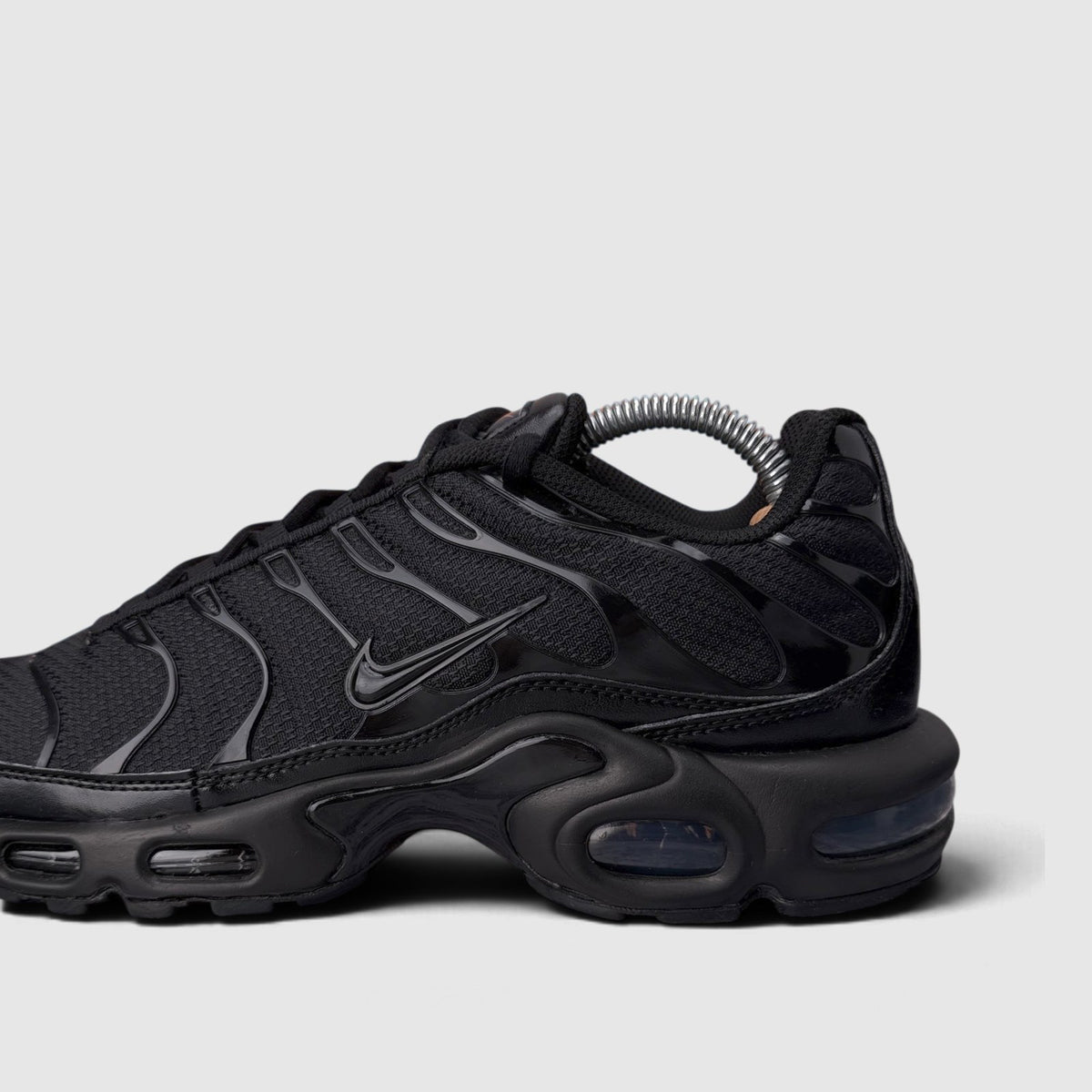 Nike Air Max Plus Triple Black, buty sportowe męskie w bardzo dobrym stanie rozmiar 42.5, boczny profil, prawa strona
