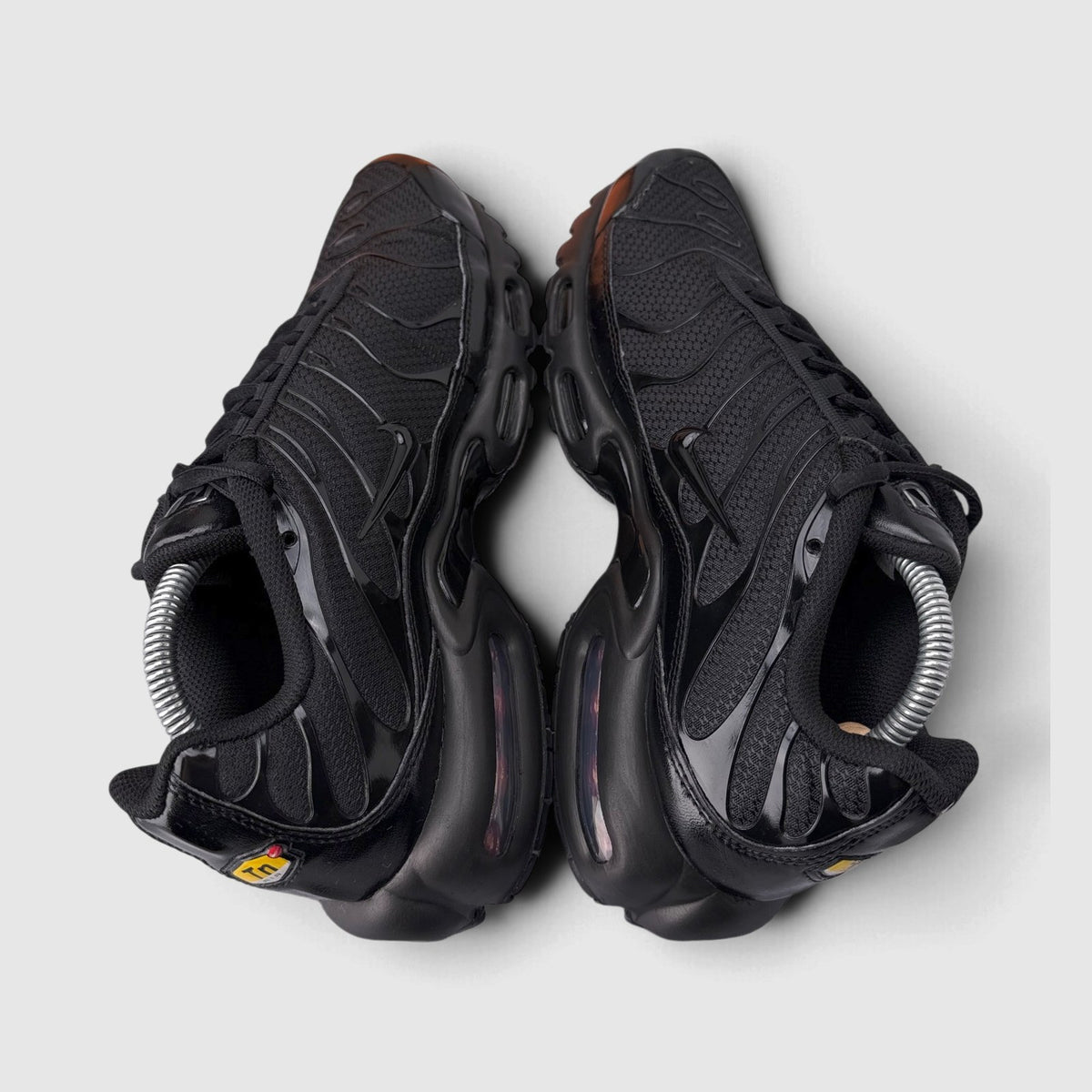 Nike Air Max Plus Triple Black, buty sportowe męskie w bardzo dobrym stanie rozmiar 42.5, widok z góry