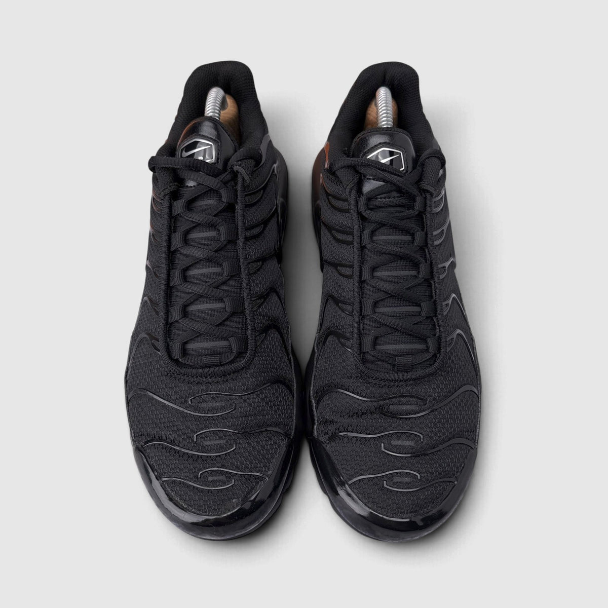 Nike Air Max Plus Triple Black, buty sportowe męskie w bardzo dobrym stanie rozmiar 42.5, widok z przodu