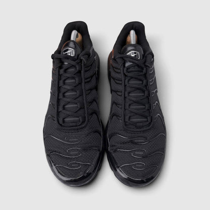 Nike Air Max Plus Triple Black, buty sportowe męskie w bardzo dobrym stanie rozmiar 42.5, widok z przodu